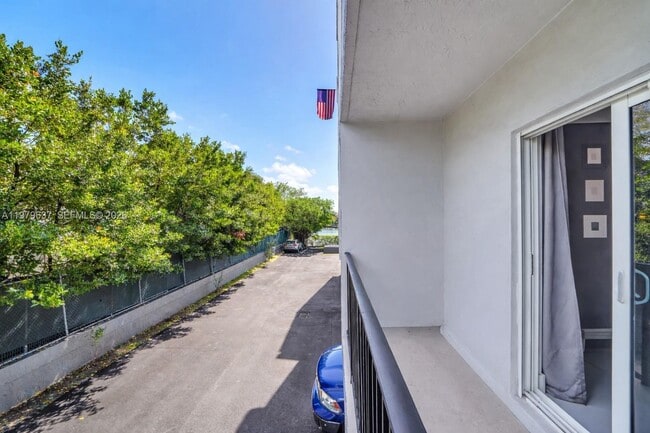 Building Photo - 860 NE 78th St