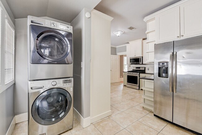 Building Photo - 3 Bed 2 Bath Fenced Home!
