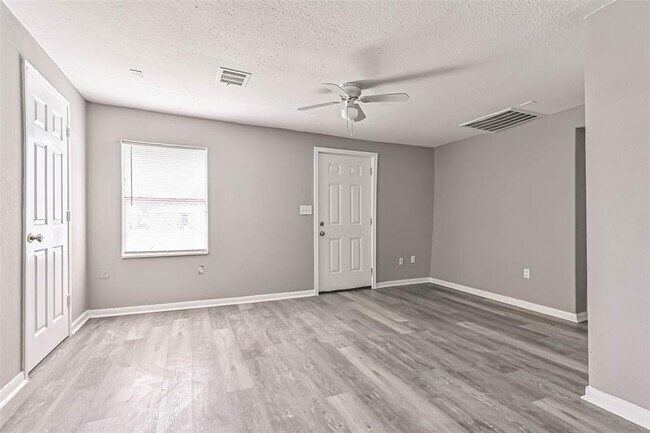 Building Photo - 9839 Racine St