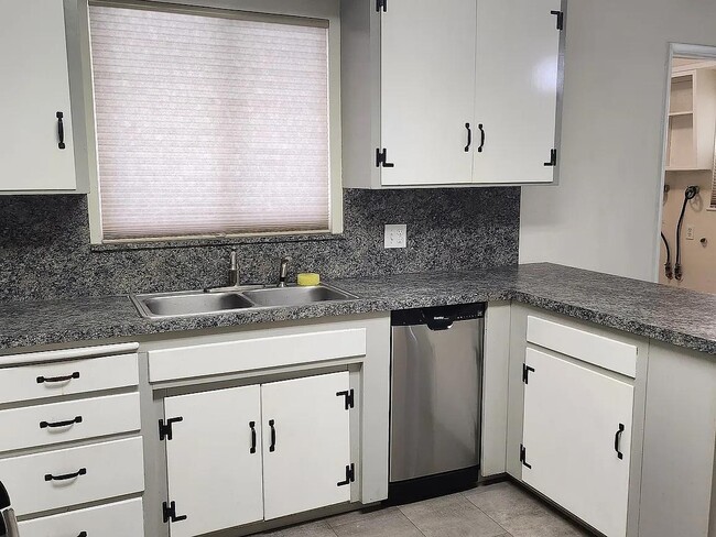 Building Photo - 1260 S Klein Ave