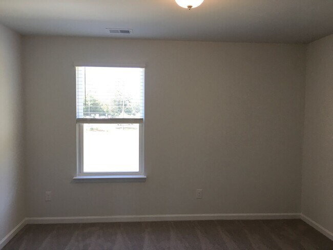 Building Photo - 4 Bedroom 2.5 Bath House in McKewn - Ladson