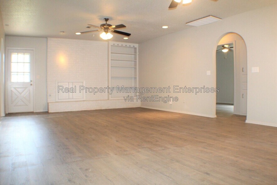 Building Photo - 10904 N Florida Ave