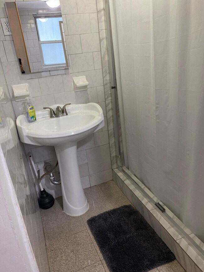 Building Photo - 708 E 44th St