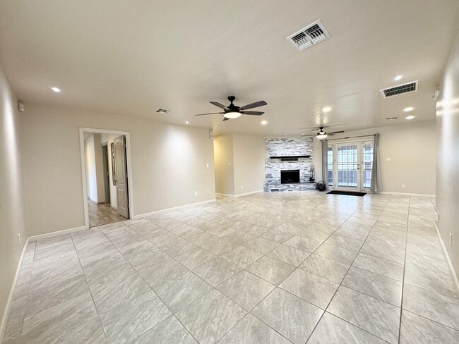 Building Photo - 3BR/2BA/2CG, with DOG RUN 2310 sq.ft. rental in Sierra Vista, AZ