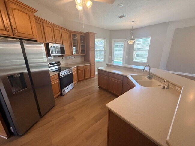 Building Photo - 3838 Peacock Dr