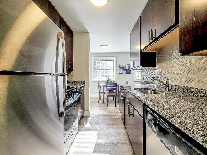 Building Photo - 525 W Surf