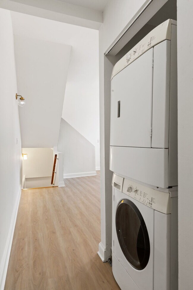 Building Photo - 2005 Lynch St