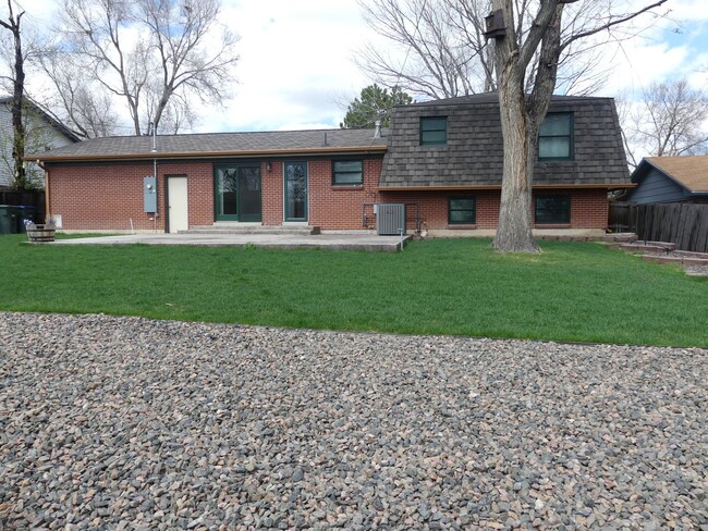 Building Photo - Remodeled 4 bedroom! Fenced backyard! 2 Ca...