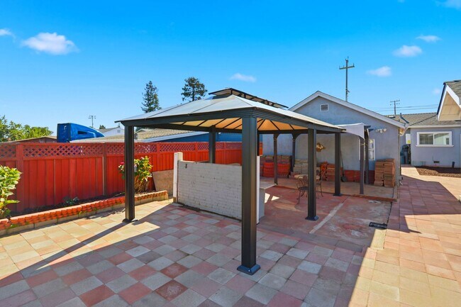 Building Photo - Just Built Two Bedroom Property!