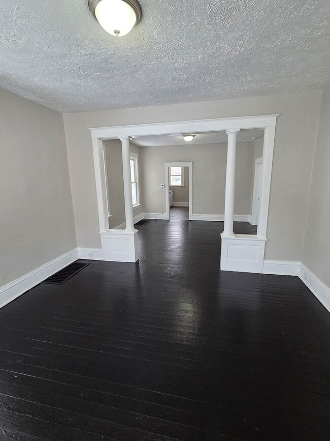 Building Photo - 2 bedroom, 1 bath house