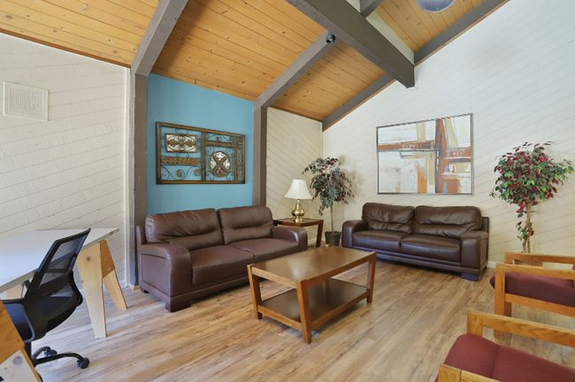 Building Photo - 3701 Colonial Dr