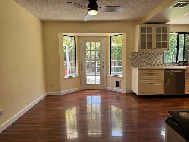 Building Photo - 2940 Candido Dr