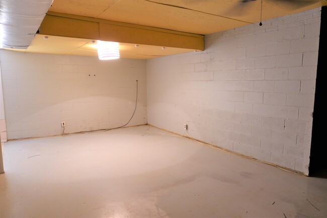 Building Photo - 325 Willow Oaks Dr