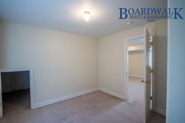 Building Photo - 4 Bed Home in Quiet S. Weber Neighborhood Near Park