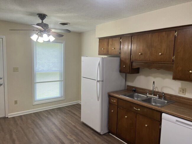 Building Photo - 1032 Brookview Dr