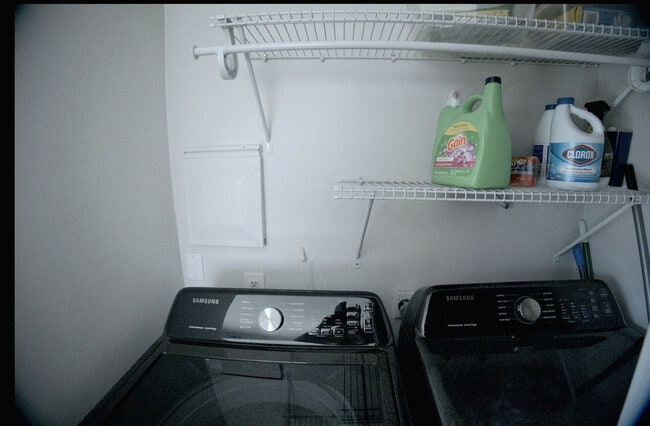 Building Photo - 660 Sunnyside Ave