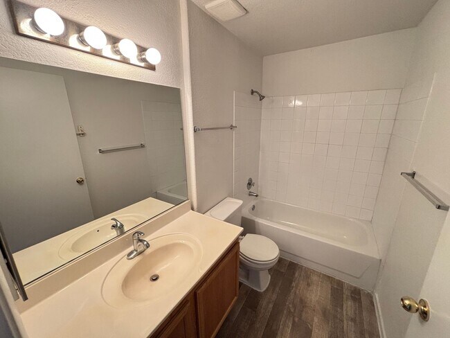 Building Photo - Beautiful 2BED/2BATH Condo near The Lakes
