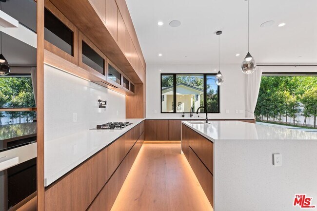 Building Photo - 4708 Noble Ave