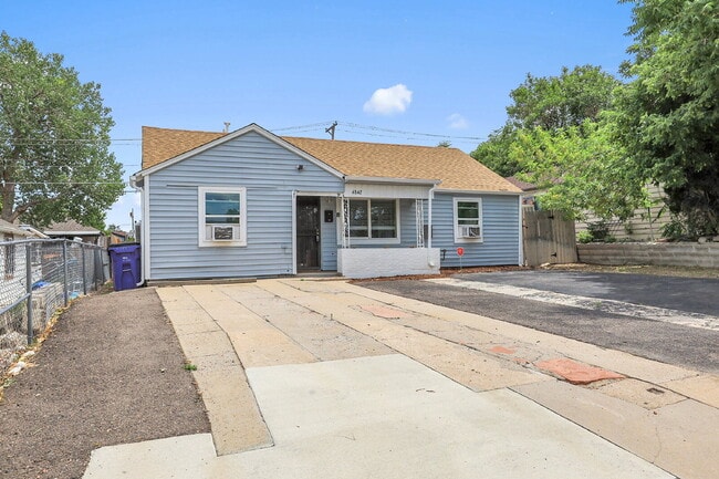 Primary Photo - $2,550 - 3 Bed, 2 Bath Updated Home in Den...
