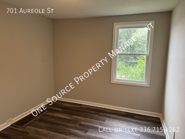 Building Photo - 701 Aureole St