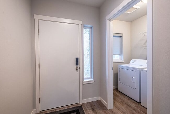 Building Photo - 3 bed 2.5 bath townhouse with garage.