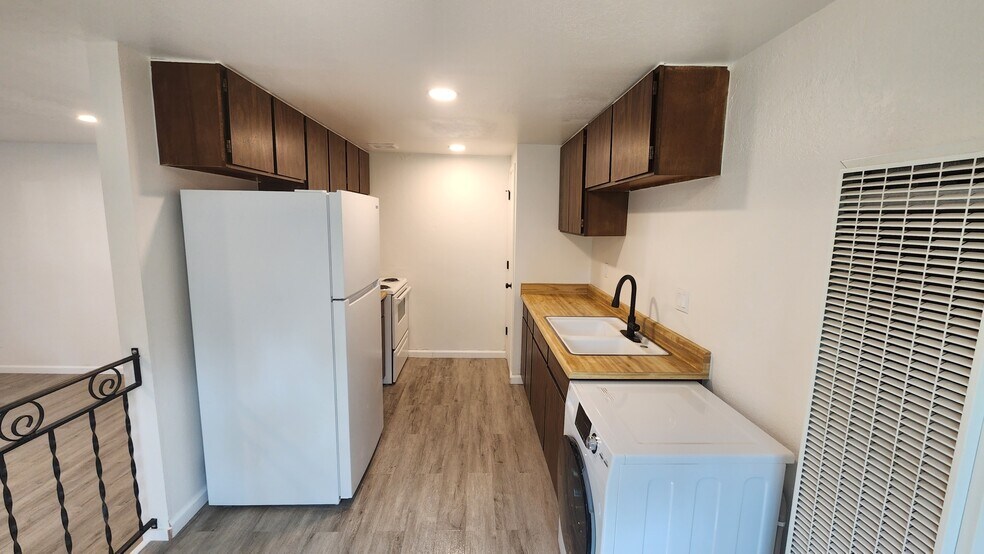 Kitchen - 579 James Ave