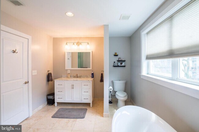 Building Photo - 2520 Kimball St