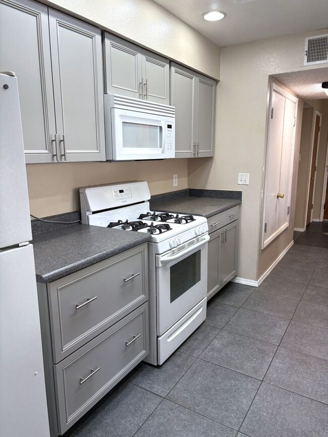 Building Photo - Beautiful 5 Bedroom NE Heights Home With Big Backyard!