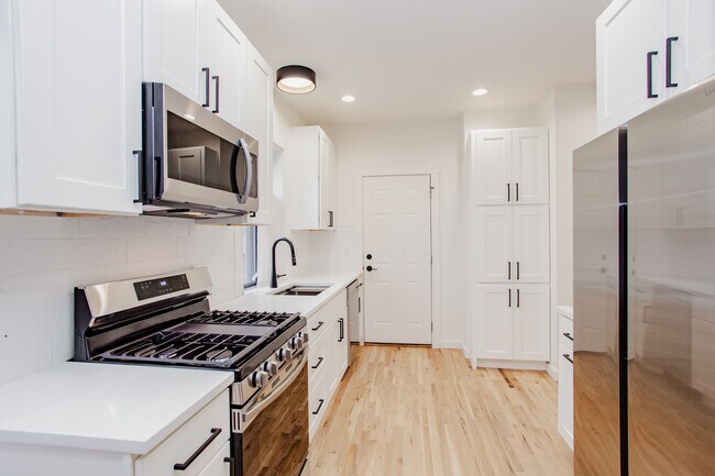 Building Photo - 6677 N Oliphant Ave