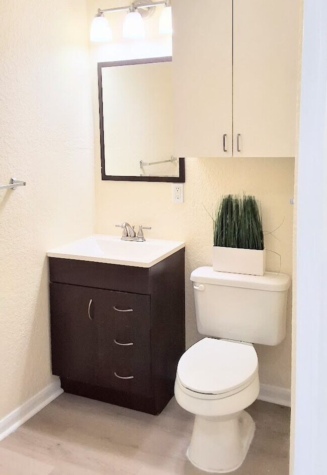 Building Photo - City View Wood Floor Updated Kitchen  2/2 condo at Park North Downtown Orlando