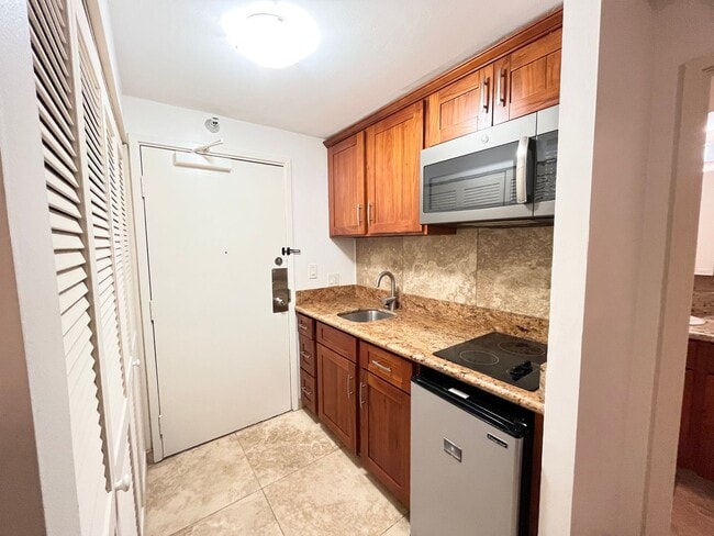 Building Photo - (INCLUDING UTILITIES, A/C & INTERNET) Studio Unit with 1 parking available Waikiki Marina!!
