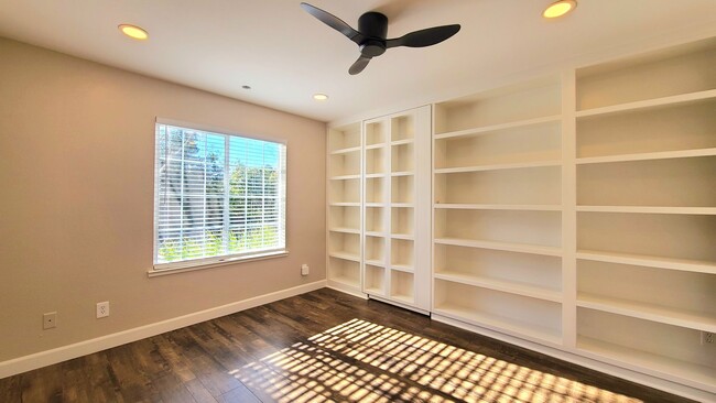 Building Photo - Gorgeous Single Story Condo in Folsom!