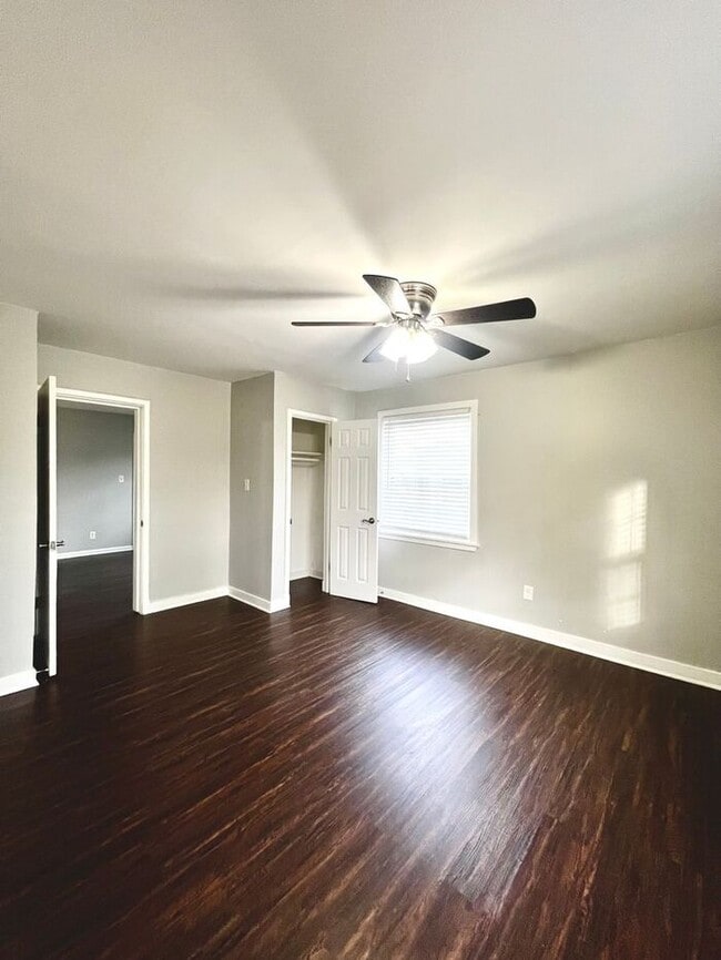 Building Photo - Overton Square Neighborhood Spacious 1bd/1ba!