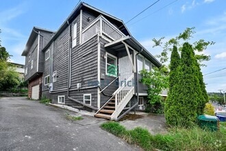 Building Photo - 4 BED & 2 BATH DUPLEX FOR RENT