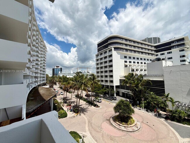 Building Photo - 100 Lincoln Rd
