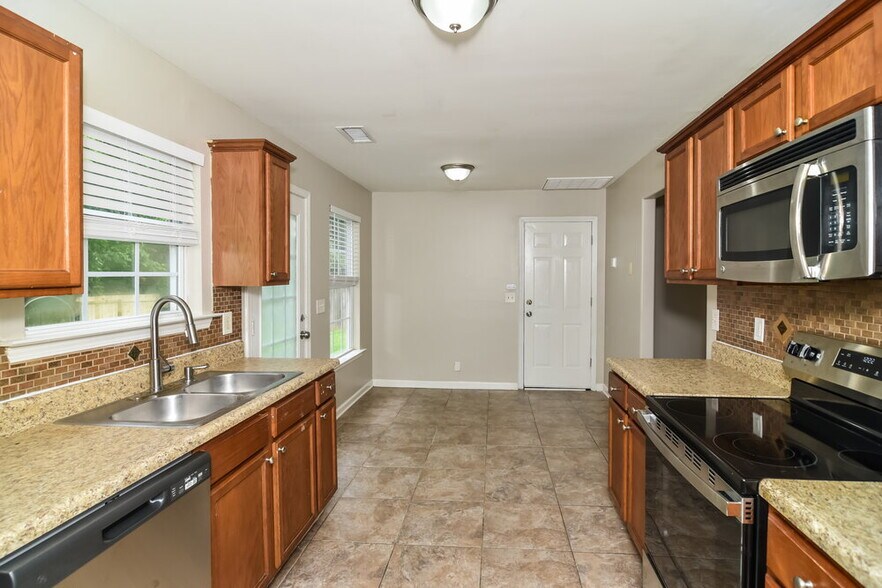Building Photo - 145 Lyndhurst Dr