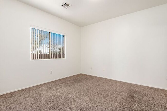 Building Photo - House For Rent