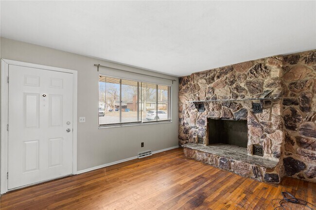 Building Photo - 1158 Reale Ave