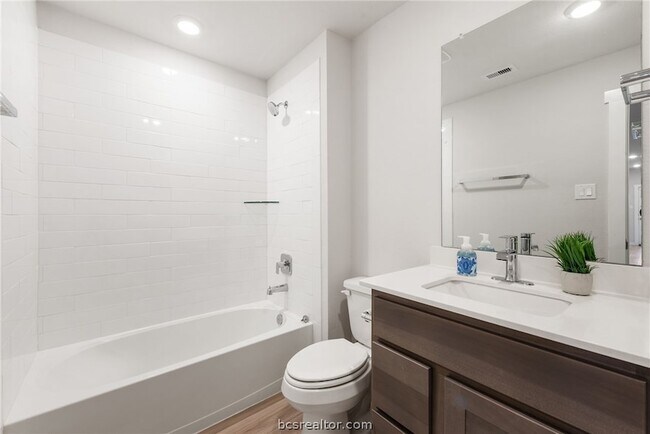 Building Photo - 918 Kickapoo Ln