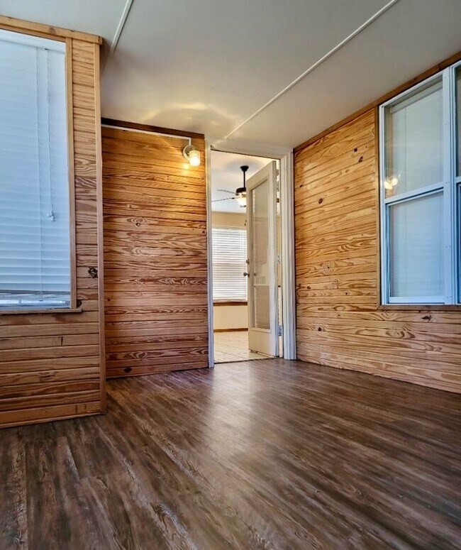 Building Photo - Beautifully Updated 3 Bedroom, 2 Bath Home with two Bonus Spaces!