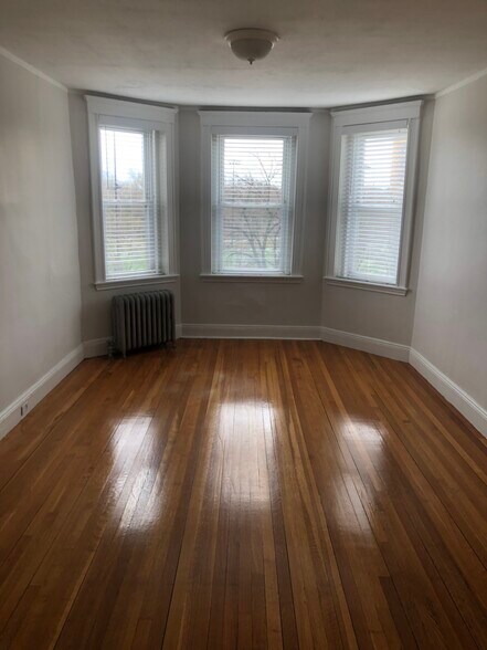 Building Photo - 121 Park Dr