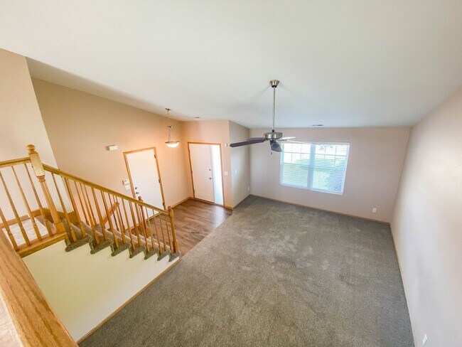 Building Photo - 3 Bedroom, 2.5 Bath fenced yard!