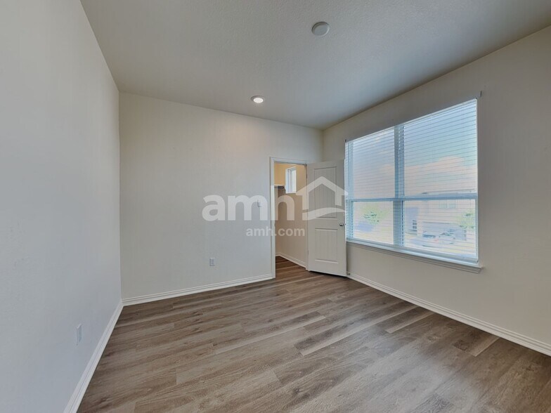 Building Photo - 2709 Lillybrook Ln