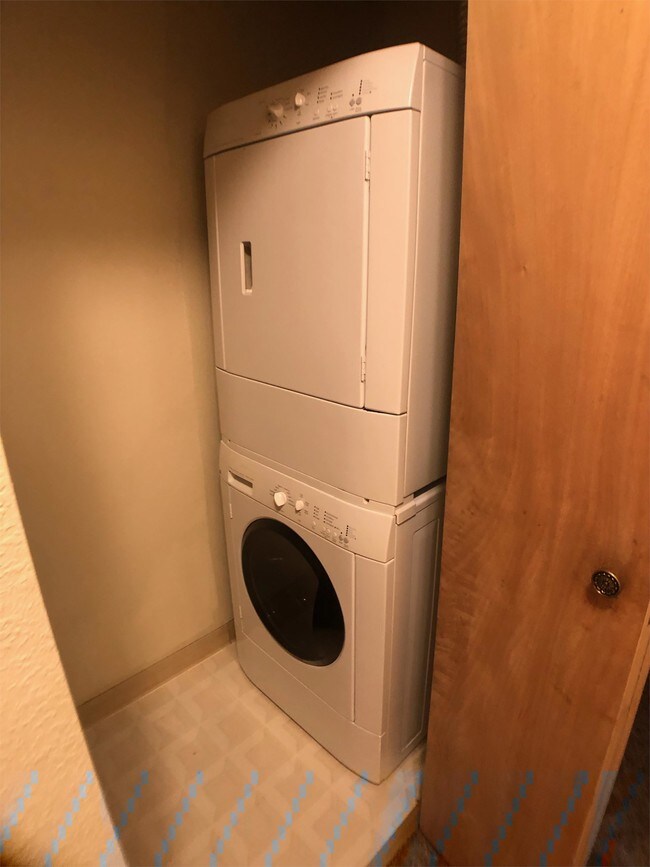 Building Photo - 724 E 76th Ave