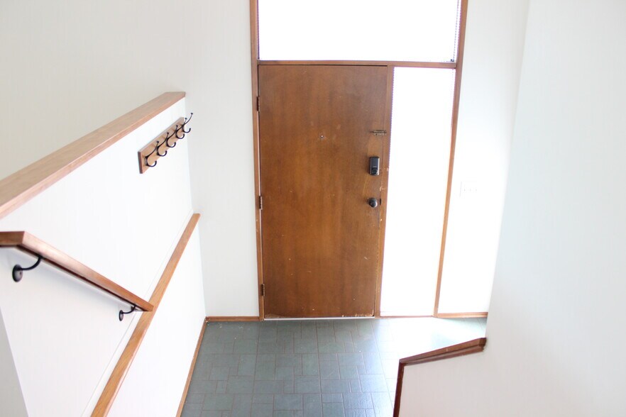 Building Photo - 9042 SW Monterey Pl