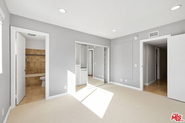 Building Photo - 1732 Palisades Dr