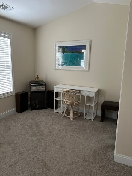 Building Photo - Room in Townhome on Derby Ct