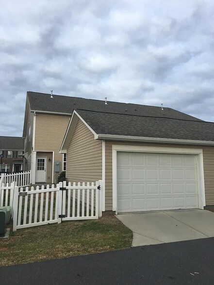 Building Photo - 10013 Juniper Trace Drive