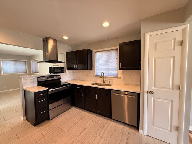 Building Photo - Spacious Twin Lakes Gem!!!