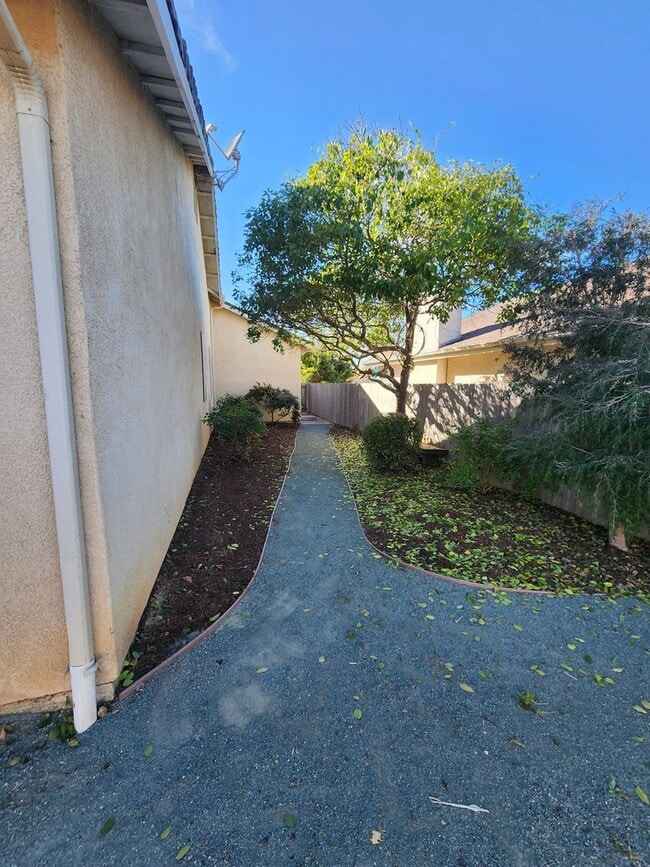 Building Photo - Gorgeous 4 Bed, 2 Bath Home with Large Garage and Fenced Backyard